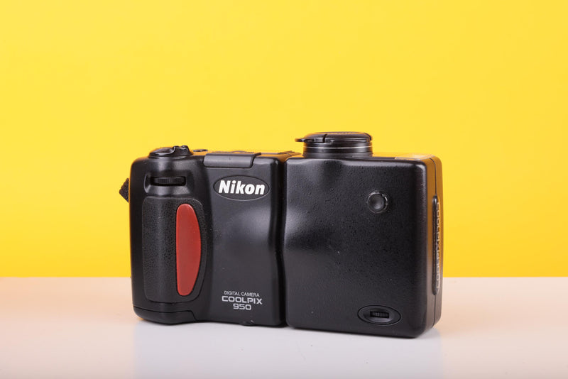 Nikon Coolpix 950 Digital Camera with Accessories & CompactFlash Cards