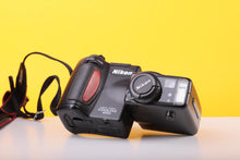Load image into Gallery viewer, Nikon Coolpix 950 Digital Camera with Accessories &amp; CompactFlash Cards
