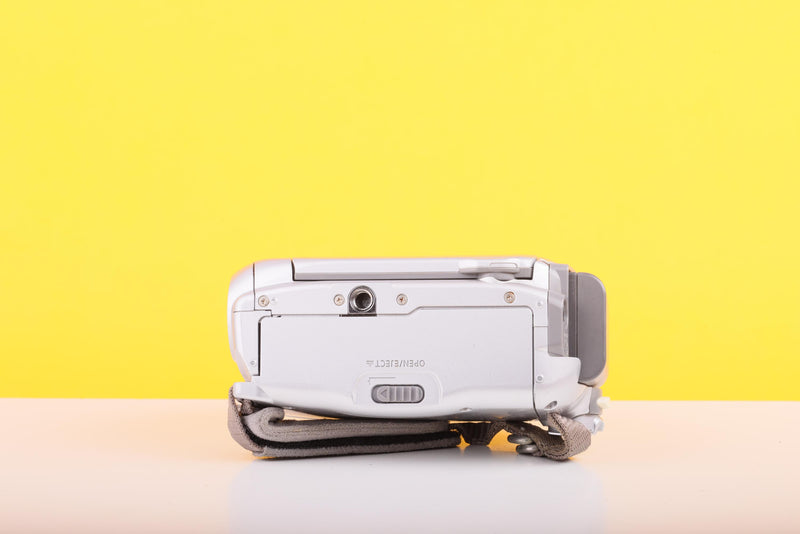 Canon MV940 MiniDV Compact Digital Video Camcorder – 25x Optical Zoom