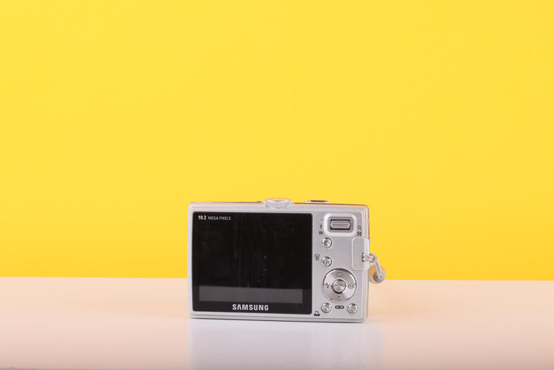 Samsung L210 Compact Digital Camera  – 3x Optical Zoom