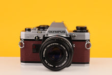 Load image into Gallery viewer, Olympus OM10 35mm Film Camera with Zuiko 50mm f1.8 Prime Lens Burgundi
