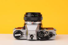 Load image into Gallery viewer, Olympus OM10 35mm Film Camera with Zuiko 50mm f1.8 Prime Lens Burgundi
