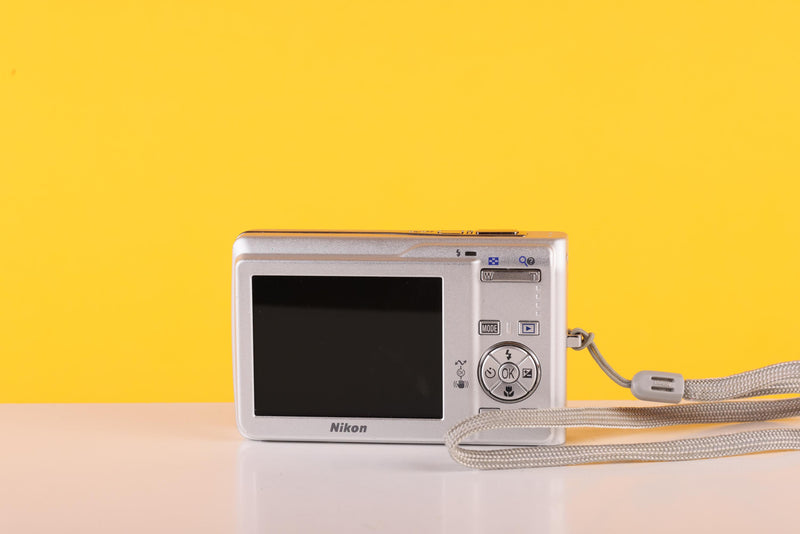 Nikon COOLPIX L10 7.1MP Digital Compact Camera Silver – Boxed