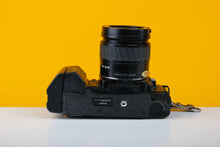 Load image into Gallery viewer, Minolta 7000 35mm SLR Film Camera with Minolta 35-80mm f/4 - 5.6 Zoom Lens
