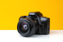 Load image into Gallery viewer, Minolta Dynax 303si with Minolta 28-80mm f4- 5.6 Zoom Lens
