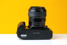 Load image into Gallery viewer, Minolta Dynax 303si with Minolta 28-80mm f4- 5.6 Zoom Lens
