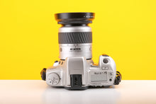 Load image into Gallery viewer, Minolta Dynax 404si 35mm Film Camera with Minolta 28-80mm f3.5-5.6 AF Zoom Lens Boxed
