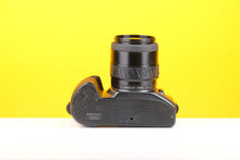 Load image into Gallery viewer, Minolta Dynax 500si Super 35mm SLR Film camera with Minolta AF 28-80mm f4-5.6 Zoom Lens
