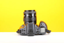 Load image into Gallery viewer, Minolta Dynax 500si Super 35mm SLR Film camera with Minolta AF 28-80mm f4-5.6 Zoom Lens
