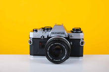 Load image into Gallery viewer, Olympus OM10 35mm Film Camera Set
