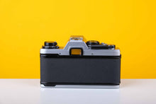 Load image into Gallery viewer, Olympus OM10 35mm Film Camera Set

