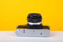 Load image into Gallery viewer, Olympus OM10 35mm Film Camera Set
