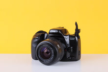 Load image into Gallery viewer, Minolta Dynax 500si 35mm Film Camera with Minolta Zoom 35-70mm f/3.5-4.5 Lens
