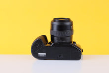 Load image into Gallery viewer, Minolta Dynax 500si 35mm Film Camera with Minolta Zoom 35-70mm f/3.5-4.5 Lens
