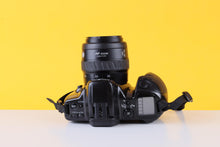Load image into Gallery viewer, Minolta Dynax 500si 35mm Film Camera with Minolta Zoom 35-70mm f/3.5-4.5 Lens
