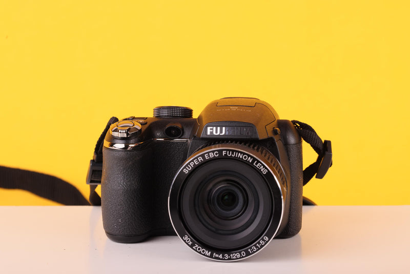 Fujifilm FinePix S4800 16MP Digital Bridge Camera