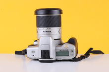Load image into Gallery viewer, Minolta Dynax 3L 35mm Film Camera with Minolta 28-100mm f/3.5 - 5.6 Zoom Lens
