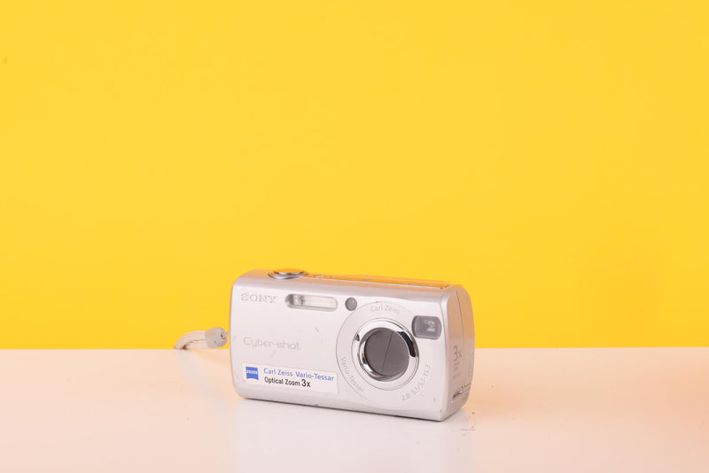 Sony Cyber-shot DSC-S40 4.1MP Digital Compact Camera Carl Zeiss Lens