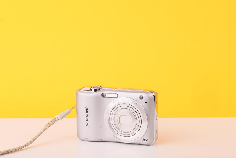 Samsung ES30 12.2MP Digital Compact Camera 5x Optical Zoom