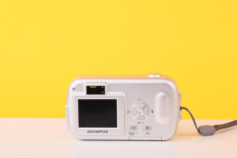 Olympus Camedia D-390 2.0MP Digital Compact Camera Silver