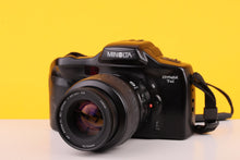 Load image into Gallery viewer, Minolta Dynax 7xi 35mm SLR Film Camera with Minolta AF 80-200mm f/4.5-5.6 Zoom Lens
