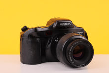 Load image into Gallery viewer, Minolta Dynax 7xi 35mm SLR Film Camera with Minolta AF 80-200mm f/4.5-5.6 Zoom Lens
