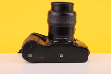 Load image into Gallery viewer, Minolta Dynax 7xi 35mm SLR Film Camera with Minolta AF 80-200mm f/4.5-5.6 Zoom Lens
