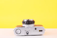 Load image into Gallery viewer, Olympus Trip 35 35mm Film Camera with Zuiko 40mm f2.8 Lens in Burgundy
