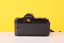 Load image into Gallery viewer, Pentax P30 35mm SLR Film Camera with SMC Pentax-M 28–50mm f/3.5–4.5 Zoom Lens
