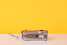 Load image into Gallery viewer, Samsung Digimax V4 4.0MP Digital Compact Camera 3x Zoom Schneider Lens
