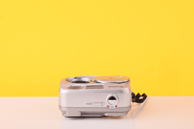 Fujifilm FinePix 2600 Zoom 2.0MP Compact Digital Camera Silver 3x Optical Zoom