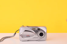 Load image into Gallery viewer, Olympus camedia C-460 Zoom 4.0MP Compact Digital Camera Silver 3x Optical Zoom
