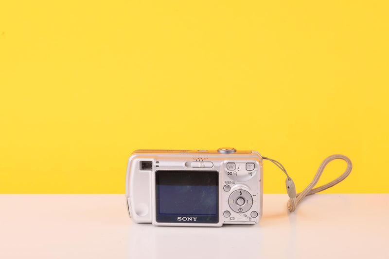 Sony Cyber-shot DSC-S600 6.0MP Compact Digital Camera Carl Zeiss 3x Optical Zoom Silver
