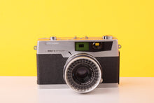 Load image into Gallery viewer, Petri 7S 35mm Rangefinder Film Camera with 45mm Lens
