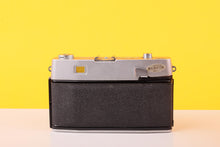 Load image into Gallery viewer, Petri 7S 35mm Rangefinder Film Camera with 45mm Lens

