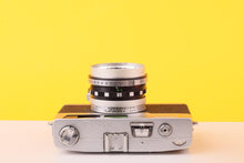 Load image into Gallery viewer, Petri 7S 35mm Rangefinder Film Camera with 45mm Lens
