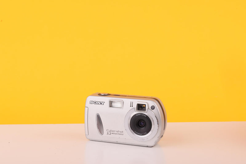 Sony Cyber-shot DSC-P32 3.2MP Digital Compact Camera Silver 5mm f/2.8