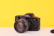 Load image into Gallery viewer, Minolta Dynax 9xi 35mm SLR Film Camera with AF Zoom Xi 28-105mm Lens - Boxed
