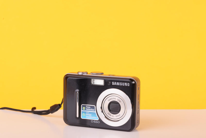 Samsung D860 8.1MP Digital Compact Camera
