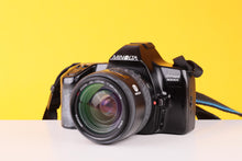 Load image into Gallery viewer, Minolta Dynax 3000i 35mm SLR Film Camera with 35–105mm AF Zoom Lens
