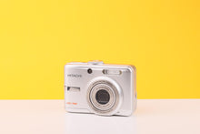Load image into Gallery viewer, Hitachi HDC-761E Compact Digital Camera with case
