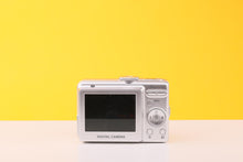 Load image into Gallery viewer, Hitachi HDC-761E Compact Digital Camera with case
