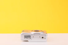 Load image into Gallery viewer, Hitachi HDC-761E Compact Digital Camera with case
