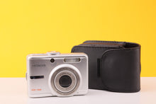 Load image into Gallery viewer, Hitachi HDC-761E Compact Digital Camera with case
