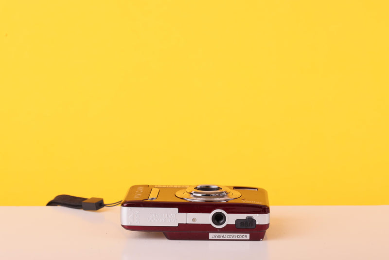 Vivitar ViviCam 7020 7.1MP Digital Compact Camera