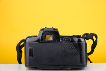 Load image into Gallery viewer, NIkon F-601 35mm SLR Film Camera with Nikkor 28-100mm f3.5-5.6 G Lens
