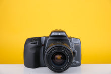 Load image into Gallery viewer, Minolta Dynax 500si Super 35mm SLR Film camera with 35-70mm Lens
