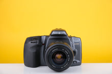 Load image into Gallery viewer, Minolta Dynax 500si Super 35mm SLR Film camera with 35-70mm Lens
