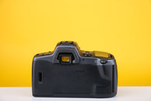 Load image into Gallery viewer, Minolta Dynax 500si Super 35mm SLR Film camera with 35-70mm Lens
