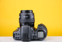 Load image into Gallery viewer, Minolta Dynax 500si Super 35mm SLR Film camera with 35-70mm Lens
